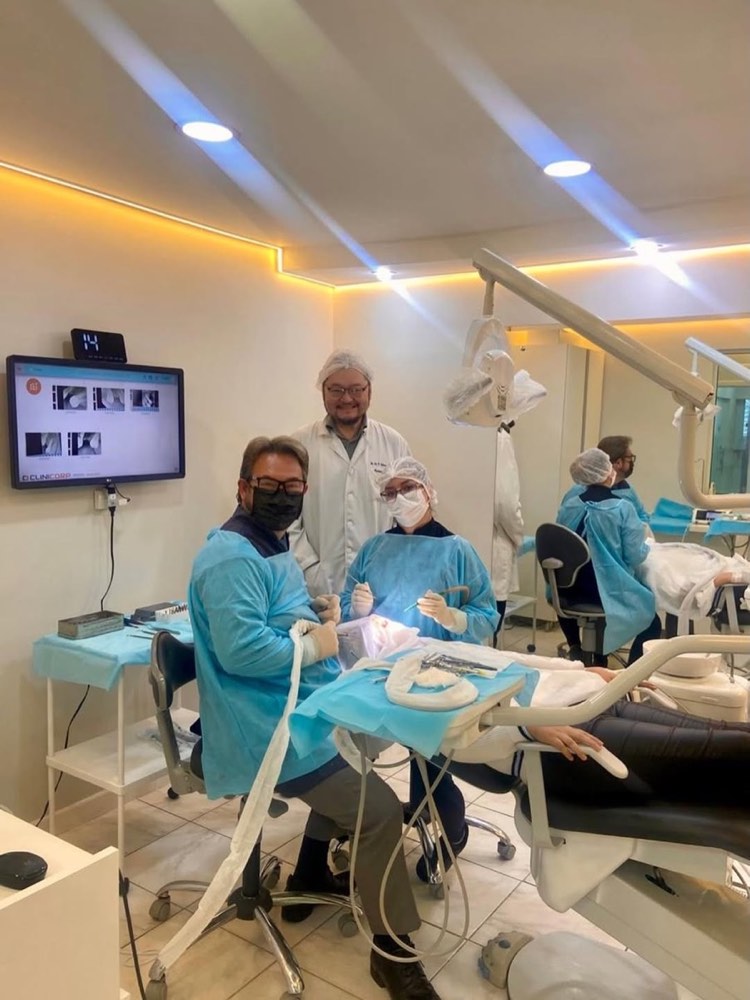 Consultório da Oralpar Odontologia com equipe durante atendimento