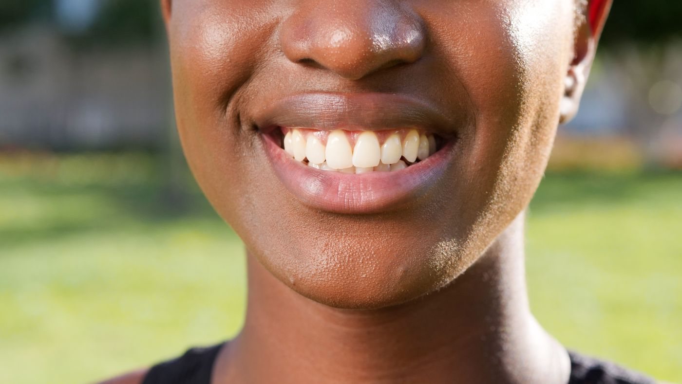 Sorriso saudável em close