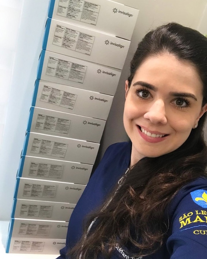 Caixas de alinhador invisível Invisalign na clínica